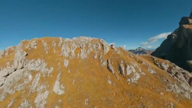 FPV İHA 'sı Alplerdeki Seceda, İtalya' nın keskin dağ uçurumlarına, Dolomite dağlarına yakın uçuyor..