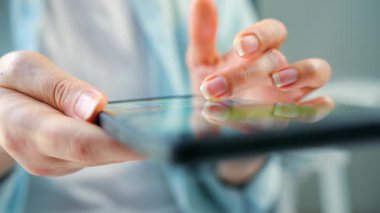 Sosyal medyada akıllı telefondan yayın yapan, dokunmatik ekranlara dokunan, kurye uygulaması kullanan bir kadın. Cep telefonu tutan kadın..