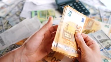 Ev muhasebe konsepti. Adam para hesaplıyor, aylık ev giderleri, vergiler ve kredi kartı faturaları