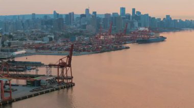 Arka planda Vancouver Limanı 'nın havadan görüntüsü var. Havadaki yangınlardan çıkan duman. British Columbia, Kanada