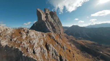 FPV İHA 'sı Alplerdeki Seceda, İtalya' nın keskin dağ uçurumlarına, Dolomite dağlarına yakın uçuyor..