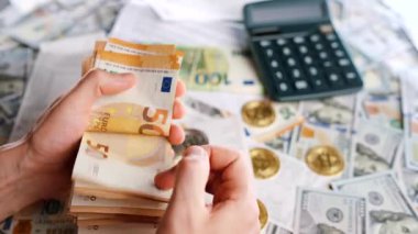 Ev muhasebe konsepti. Adam para hesaplıyor, aylık ev giderleri, vergiler ve kredi kartı faturaları