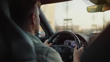 Şehrin sokaklarında araba süren bir adamın arka koltuğu. Yavaş çekim