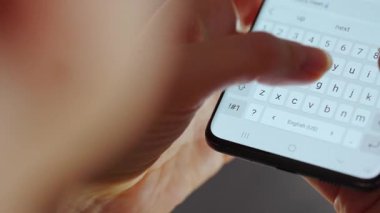 Akıllı telefondan sohbet eden, kısa mesaj yazan, dokunmatik ekran klavyesine dokunan, kurye uygulaması kullanan bir kadın. Cep telefonu tutan kadın..