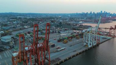 Vancouver, Kanada - 24 Ağustos 2023. Arka planda Vancouver Limanı 'nın havadan görüntüsü var. Havadaki yangınlardan çıkan duman. British Columbia, Kanada