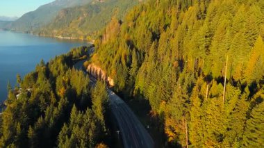 Deniz manzaralı Sky Highway, Howe Sound ve fiyortlu. Arabalar yolda gidiyor. Squamish ve Vancouver arasında, British Columbia, Kanada.