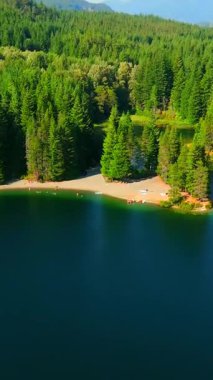 Lucille Gölü 'nün dağlardaki hava manzarası, Whistler yakınlarında. Güzel Kanada doğası. British Columbia, Kanada
