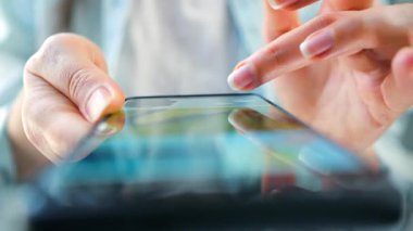 Sosyal medyada akıllı telefondan yayın yapan, dokunmatik ekranlara dokunan, kurye uygulaması kullanan bir kadın. Cep telefonu tutan kadın..