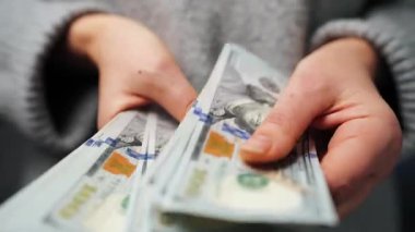 Amerikan Doları 'nı sayan bir kadın, yakın plan. Yatırım, başarı, finansal beklentiler veya kariyer ilerlemesi kavramı. 