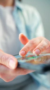 Sosyal medyada akıllı telefondan yayın yapan, dokunmatik ekranlara dokunan, kurye uygulaması kullanan bir kadın. Elinde cep telefonu olan bir kadın. Dikey video