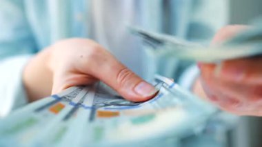 Amerikan Doları 'nı sayan bir kadın, yakın plan. Yatırım, başarı, finansal beklentiler veya kariyer ilerlemesi kavramı