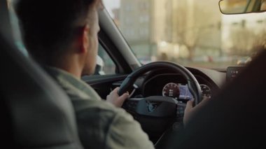 Şehrin sokaklarında araba süren bir adamın arka koltuğu. Yavaş çekim