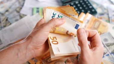 Ev muhasebe konsepti. Adam para hesaplıyor, aylık konut giderleri, vergiler ve kredi kartı faturaları