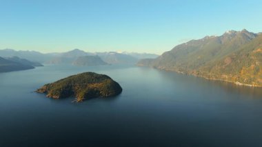Güzel Kanada manzarası, dağlar, adalar ve fiyortlar üzerinde hava manzarası. Howe Sound 'da. Squamish ve Vancouver arasında, British Columbia, Kanada.