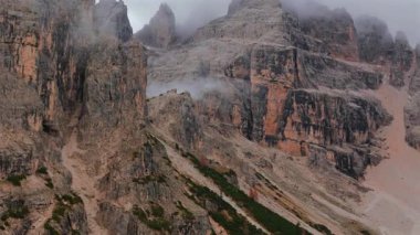 Bulutlarla kaplı yüksek sıradağların havadan görünüşü. Dolomites, İtalya 'daki Cristallo Dağı. Güzel sonbahar manzarası