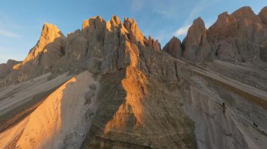 Seceda Dağı Alpe di Seceda 'nın Val Gardena, Trentino-alto Adige, İtalya' daki Puez Odle Doğa Parkı 'ndaki hava manzarası. FPV insansız hava aracı tarafından filme alındı.. 
