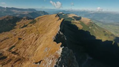 FPV İHA 'sı Alplerdeki Seceda, İtalya' nın keskin dağ uçurumlarına, Dolomite dağlarına yakın uçuyor..