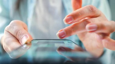 Sosyal medyada akıllı telefondan yayın yapan, dokunmatik ekranlara dokunan, kurye uygulaması kullanan bir kadın. Cep telefonu tutan kadın..