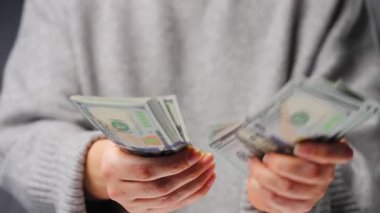 Amerikan Doları 'nı sayan bir kadın, yakın plan. Yatırım, başarı, finansal beklentiler veya kariyer ilerlemesi kavramı.