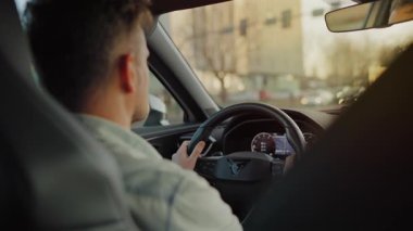 Şehrin sokaklarında araba süren bir adamın arka koltuğu.. 