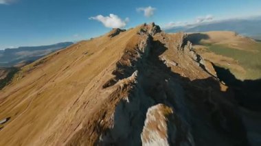 FPV İHA 'sı Alplerdeki Seceda, İtalya' nın keskin dağ uçurumlarına, Dolomite dağlarına yakın uçuyor..