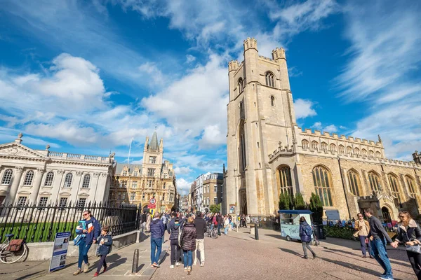 Cambridge Inglaterra Octubre 2022 Los Turistas Caminan Fuera Gran Iglesia Fotos de stock