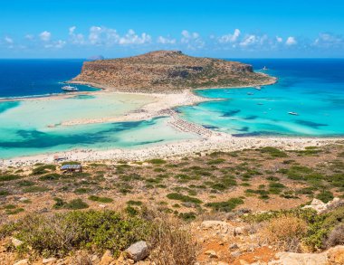 Resimli Balos sahili ve göl manzarası. Gramvousa yarımadası, Girit, Yunanistan