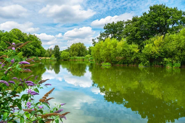 View Mount Pond Clapham Common Park London England — Stock Photo, Image