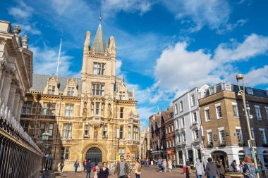 CAMBRIDGE, İngiltere - 15 Ekim 2022: King 's Parade' den Gonville ve Caius Koleji ve Senato Evi 'ne (solda) bakın