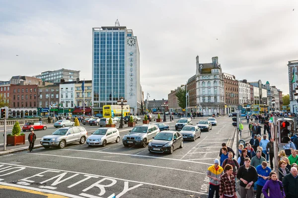 Dublin Ιρλανδια Οκτωβριου 2010 Αυτοκίνητα Και Πεζοί Διασχίζουν Γέφυρα Connell — Φωτογραφία Αρχείου