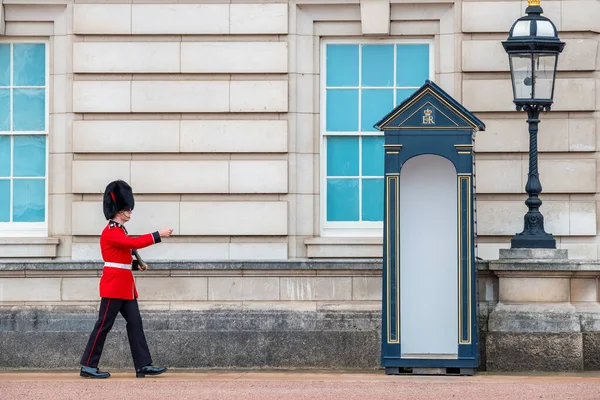 Londýn Anglie Října 2022 Velšský Gardista Hlídce Buckinghamském Paláci — Stock fotografie