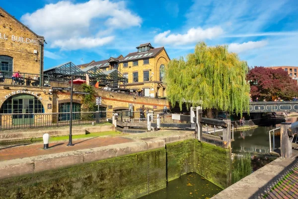 ロンドン イギリス 2022年10月17日 カムデンタウンで運河のロックを見る — ストック写真