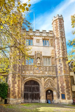 Güneşli sonbahar gününde Trinity Koleji 'nin ana kapısı. Cambridge, İngiltere