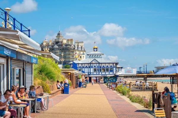 Österburne England Juli 2022 Folk Vilar Eastbournes Strandpromenad Nära Piren — Stockfoto