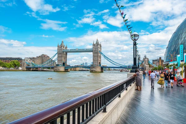 London England July 2022 Crowded Thames Southbank Promenade Tower Bridge — Stock Photo, Image