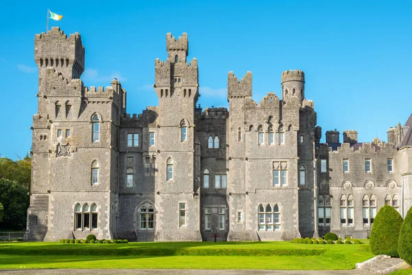 Vista Para Torres Castelo Medieval Ashford Cong County Mayo Irlanda — Fotografia de Stock