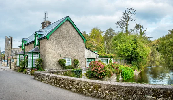 Vista Panoramica Strada Fiume Nel Villaggio Cong Contea Mayo Irlanda — Foto Stock