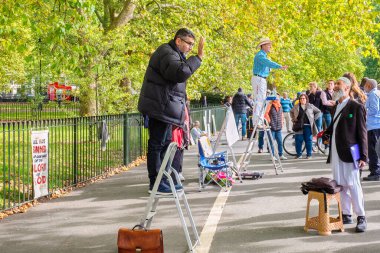 Londra, İngiltere - 16 Ekim 2022 Hyde Park 'taki Hoparlörler Köşesi' nde insanlar hoparlörleri dinliyor