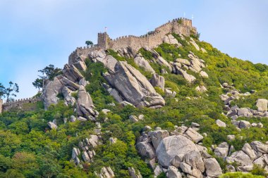 Tepedeki harabe Fas Kalesi (Castelo dos Mouros) manzarası. Sintra, Portekiz