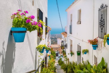 Mijas 'taki Picturesque caddesi, Endülüs' teki büyüleyici beyaz köy. İspanya