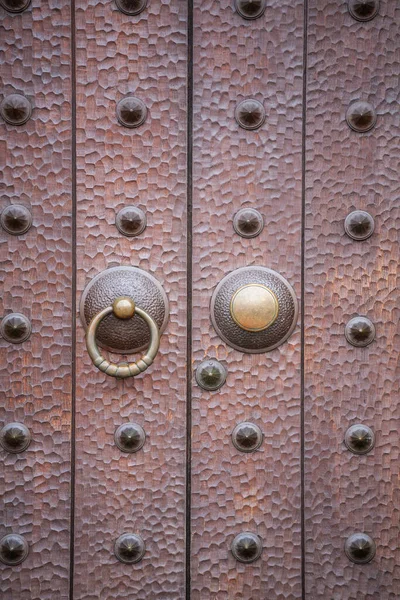 Винтажная Деревянная Дверь Бронзовым Кольцом — стоковое фото