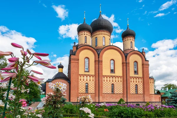 クレメアのPuhtitsa寮の修道院の大聖堂 エストニア バルト諸国 — ストック写真