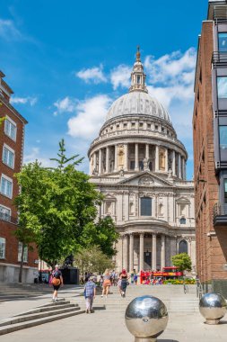 Londra, İngiltere - 14 Temmuz 2022: Peter 's Hill yaya sokağından St. Paul Katedrali' ne bakın