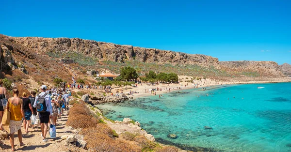 グラムヴサ島 クレタ島 ギリシャ 2021年7月19日 多くの観光客が絵のように美しいグラムヴサビーチに船から向かう — ストック写真