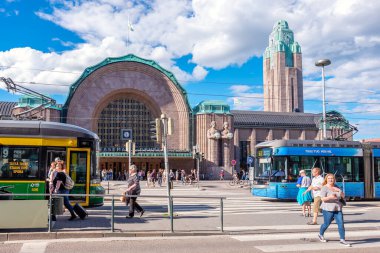 Helsinki, Finlandiya - 19 Temmuz 2016: Kluuvikatu Caddesi 'ndeki Merkez Demiryolu Beyannamesi önünde trafik