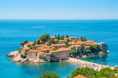 Üst manzara Adriyatik Denizi 'ndeki Sveti Stefan adasına. Karadağ