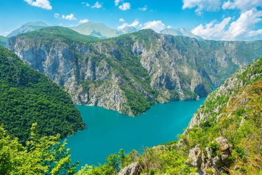 Piva Gölü 'nün (Pivsko Jezero) tepesindeki manzarası. Karadağ