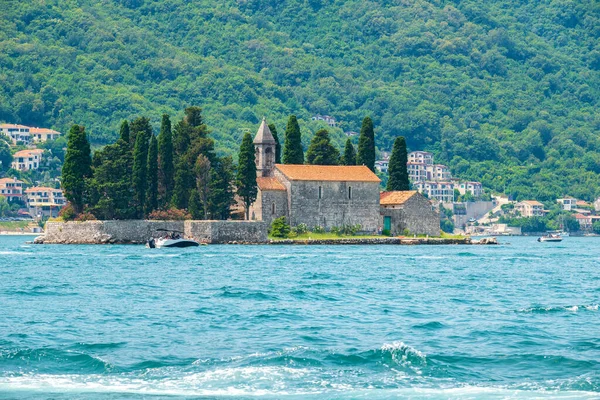 セントジョージ島のベネディクト修道院 セヴィティ ドルジェ モンテネグロ コトール湾 — ストック写真