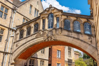 Hertford Koleji binaları arasındaki Hertford Köprüsü manzarası. Oxford, İngiltere, İngiltere