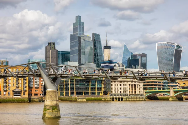 Londra Ngiltere Ağustos 2023 Millennium Köprüsü Thames Nehri Londra Üzerindeki — Stok fotoğraf
